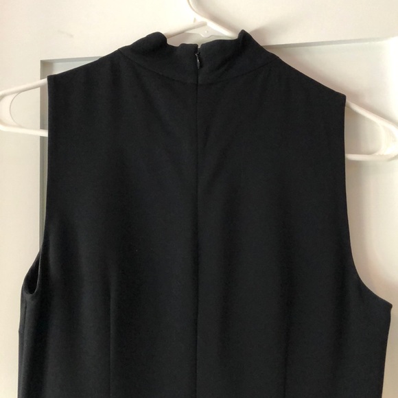 Timeless monochrome color-block fitted midi dress. - Picture 2 of 3